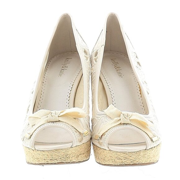KELLY & KATIE CREAM COLORED LACEY WEDGE HEELS — EXCELLENT PRE-LOVED CONDITION - Picture 2 of 4